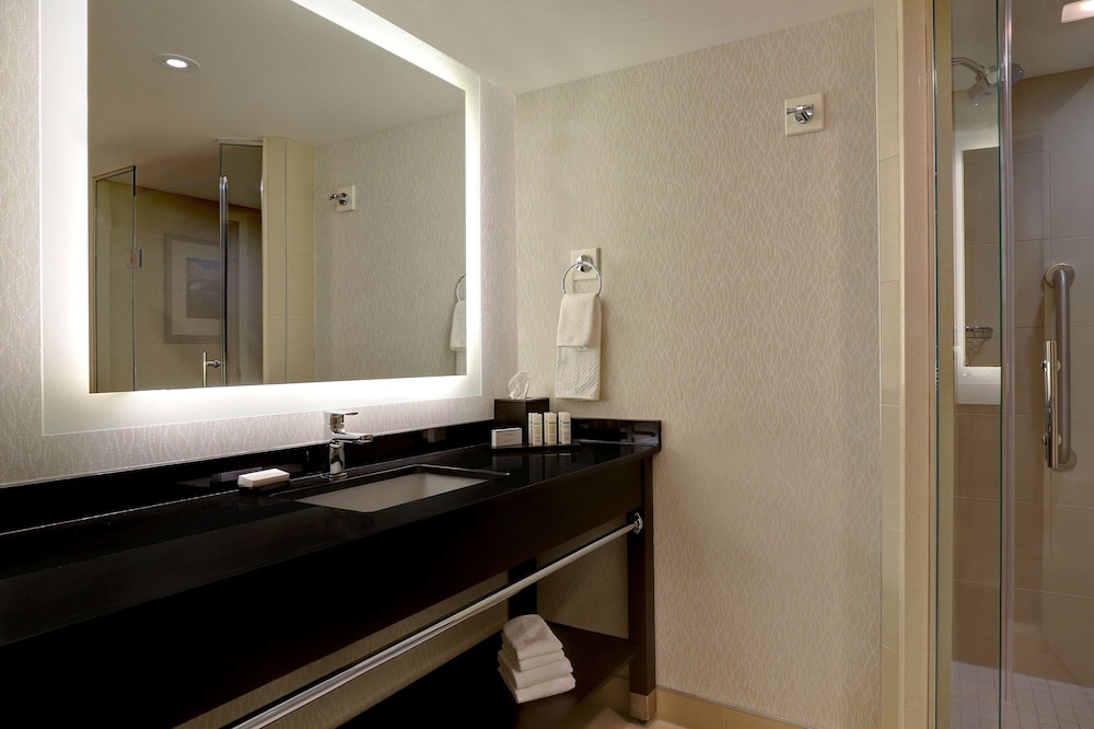 Family Suite, Premium, King Bed, King and Double Bed, Canadian Us Falls View، Embassy Suites By Hilton Niagara Falls Fallsview 2/2