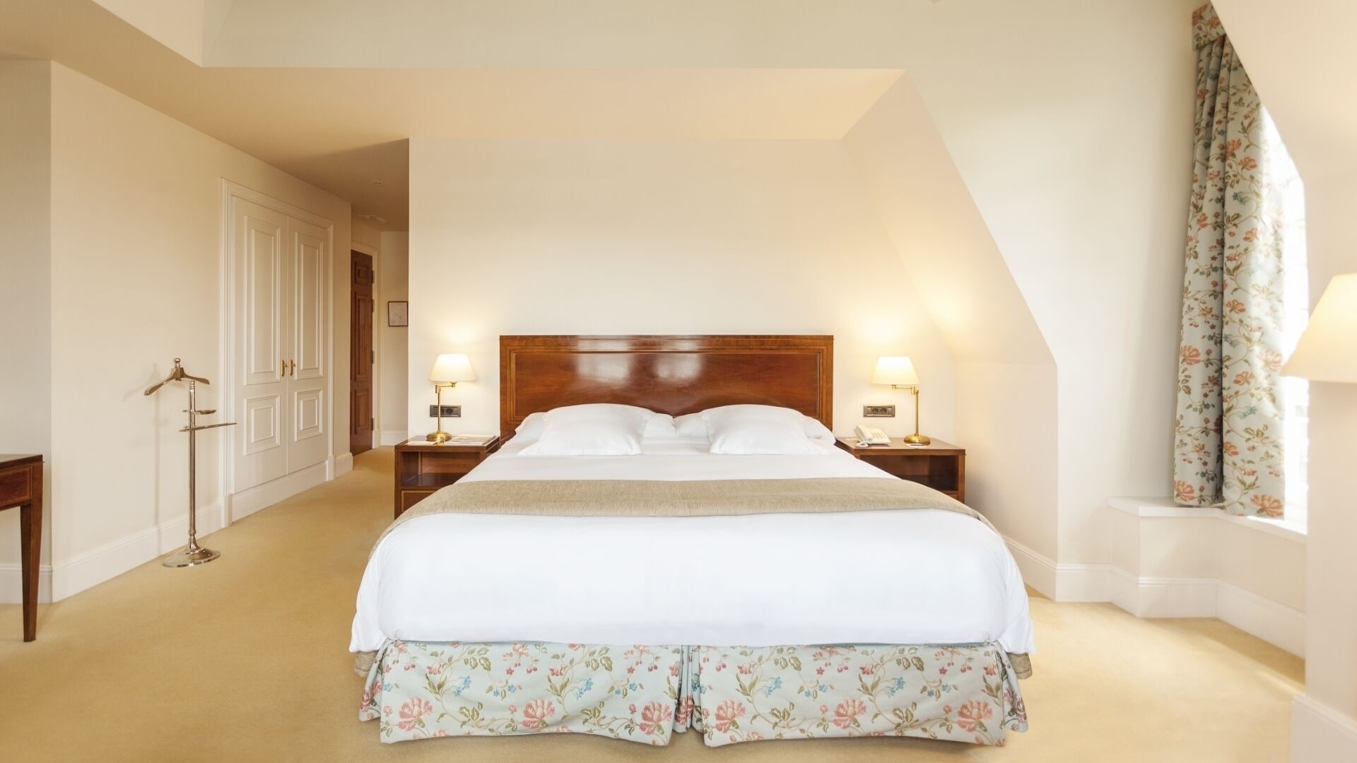 DELUXE, DOUBLE BED