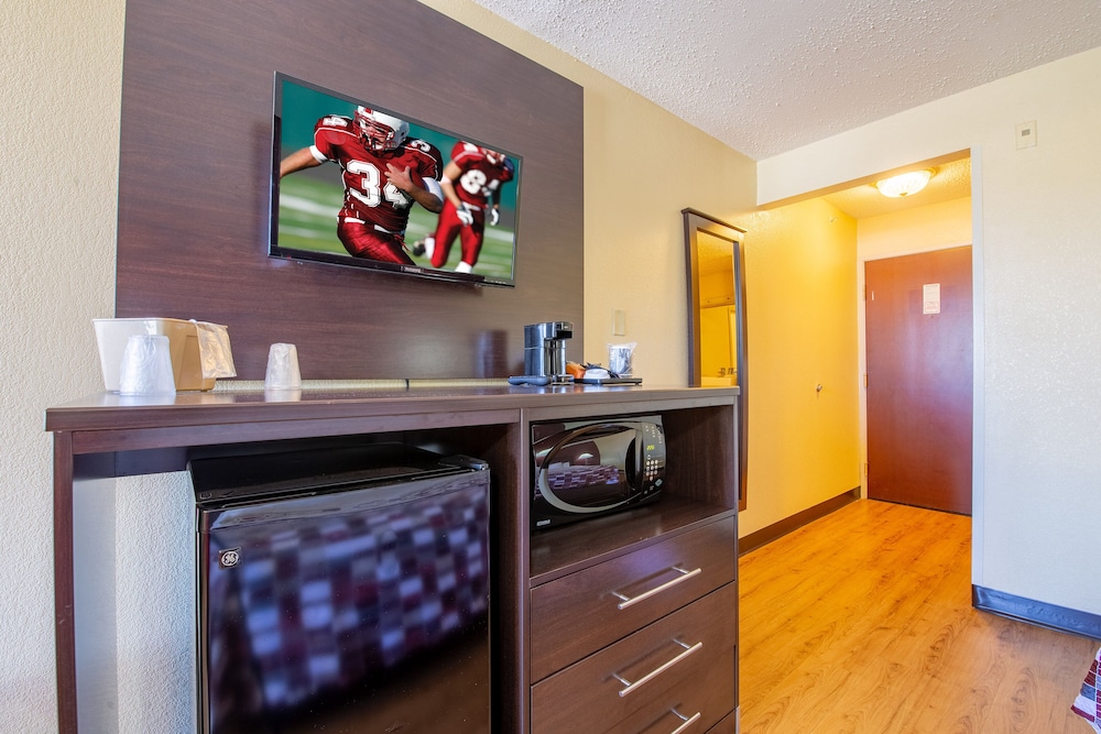 Red Roof Inn and Suites Indianapolis Airport 14/46