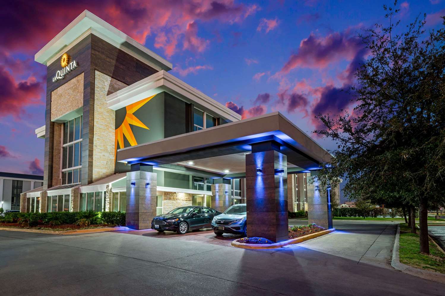 La Quinta Inn & Suites by Wyndham Dallas I-35 Walnut Hill Ln 43/46