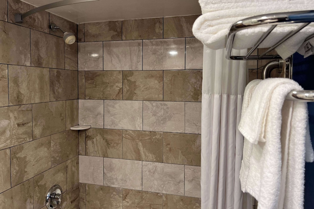 Quality Inn & Suites Louisville East 25/28