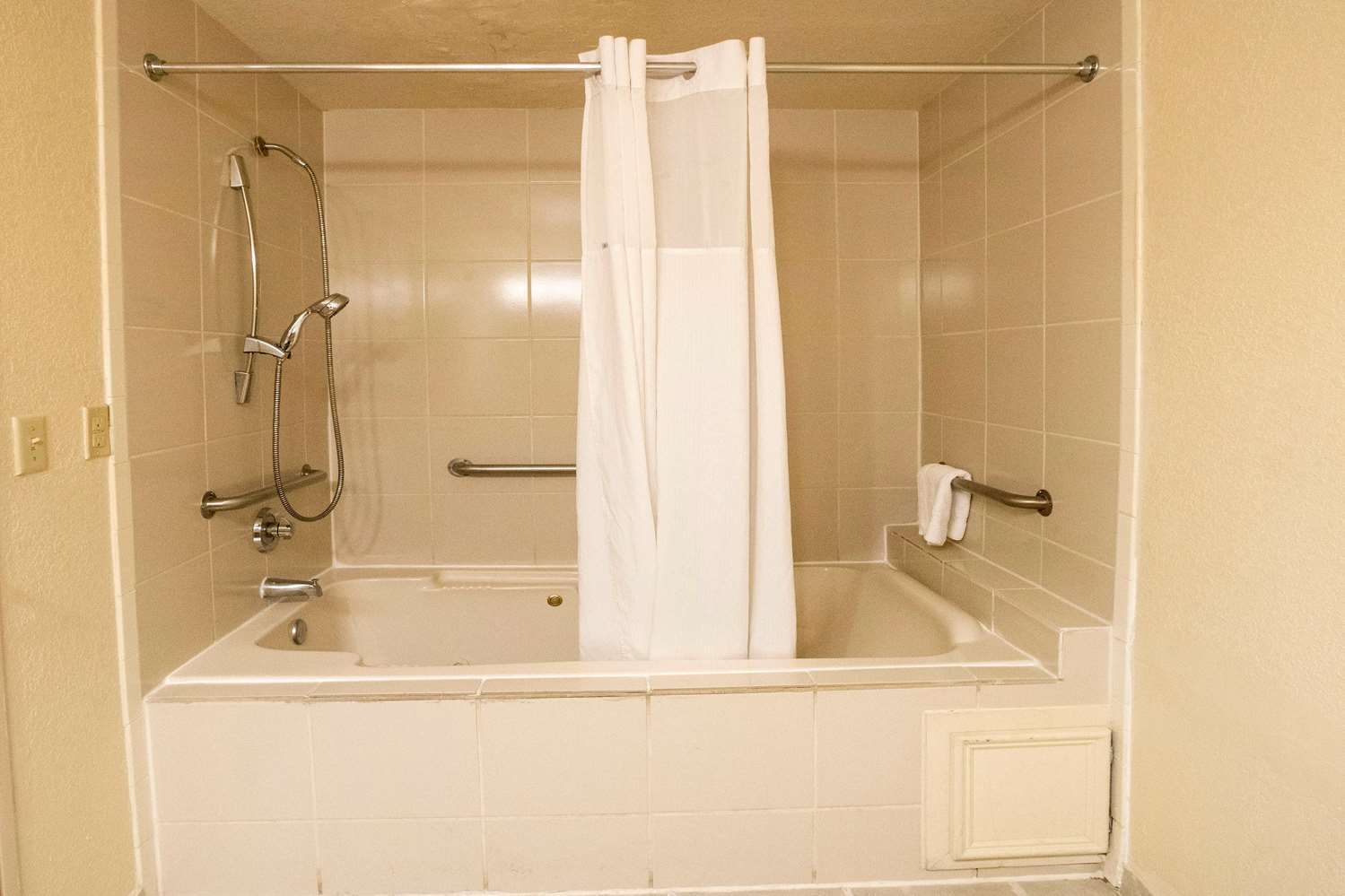 Days Inn & Suites By Wyndham Houston North/Aldine 61/68