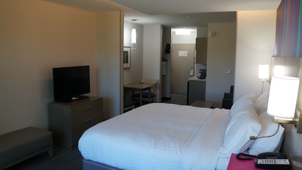 Holiday Inn Express Suites Shippensburg 23/65