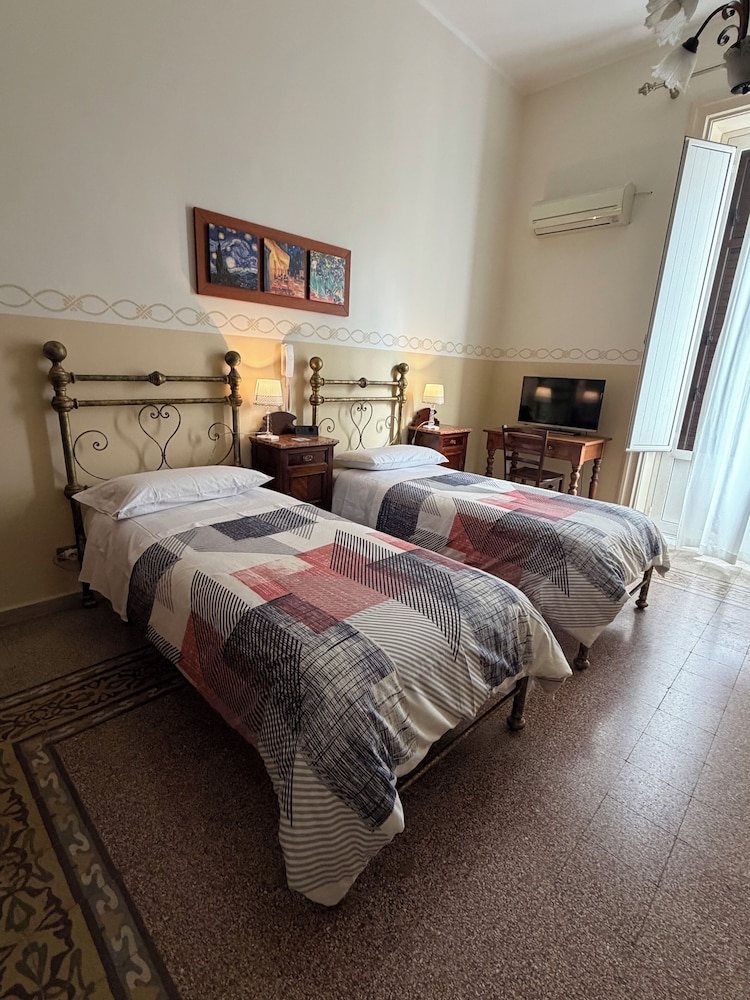 ROOM, TRIPLE