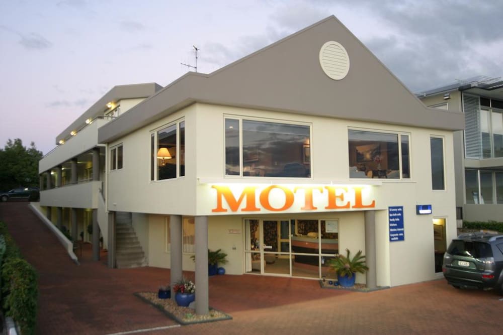 Baycourt Lakefront Motel 2/64
