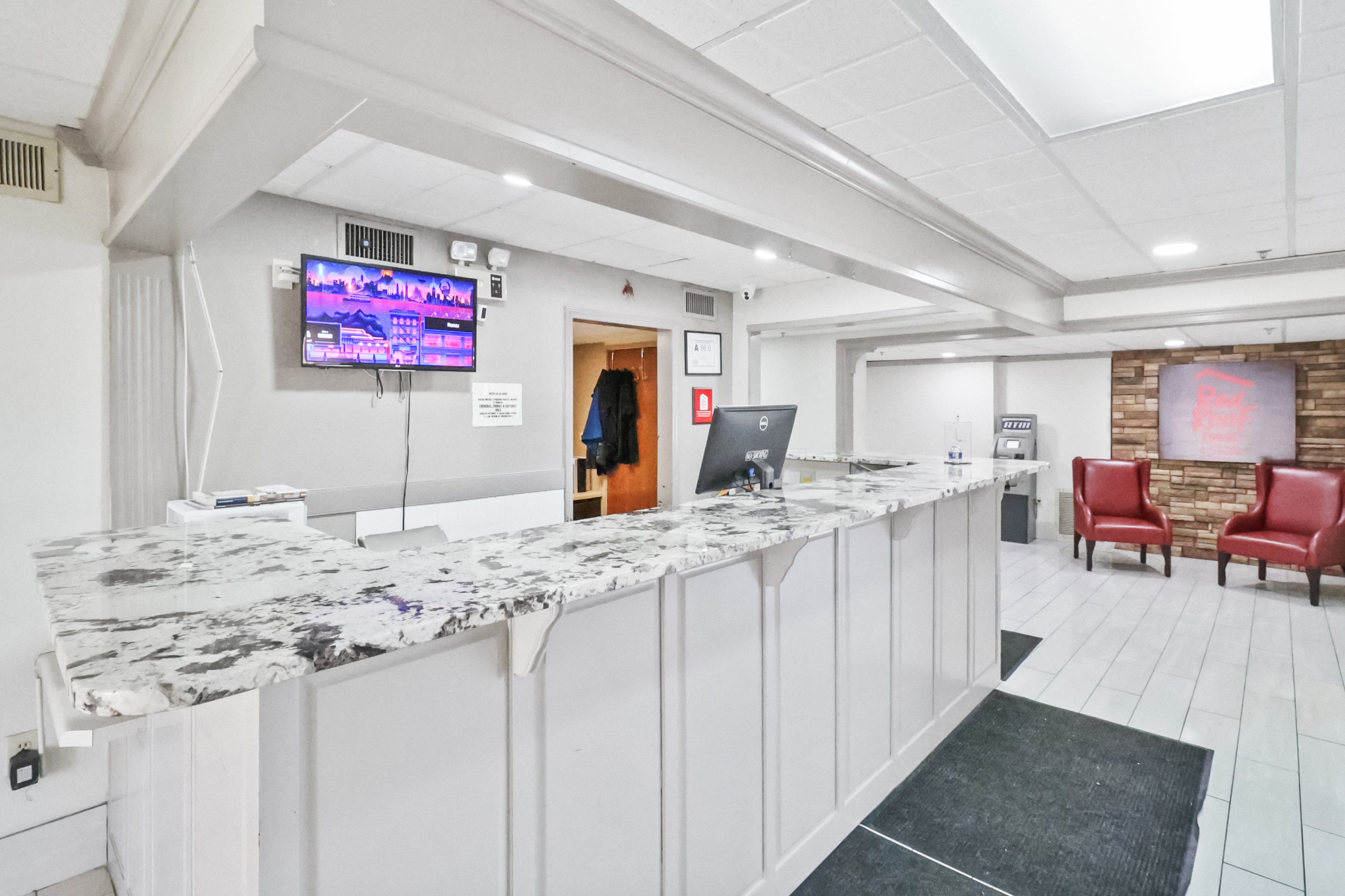 Red Roof Inn & Suites Fayetteville - Fort Bragg 24/27