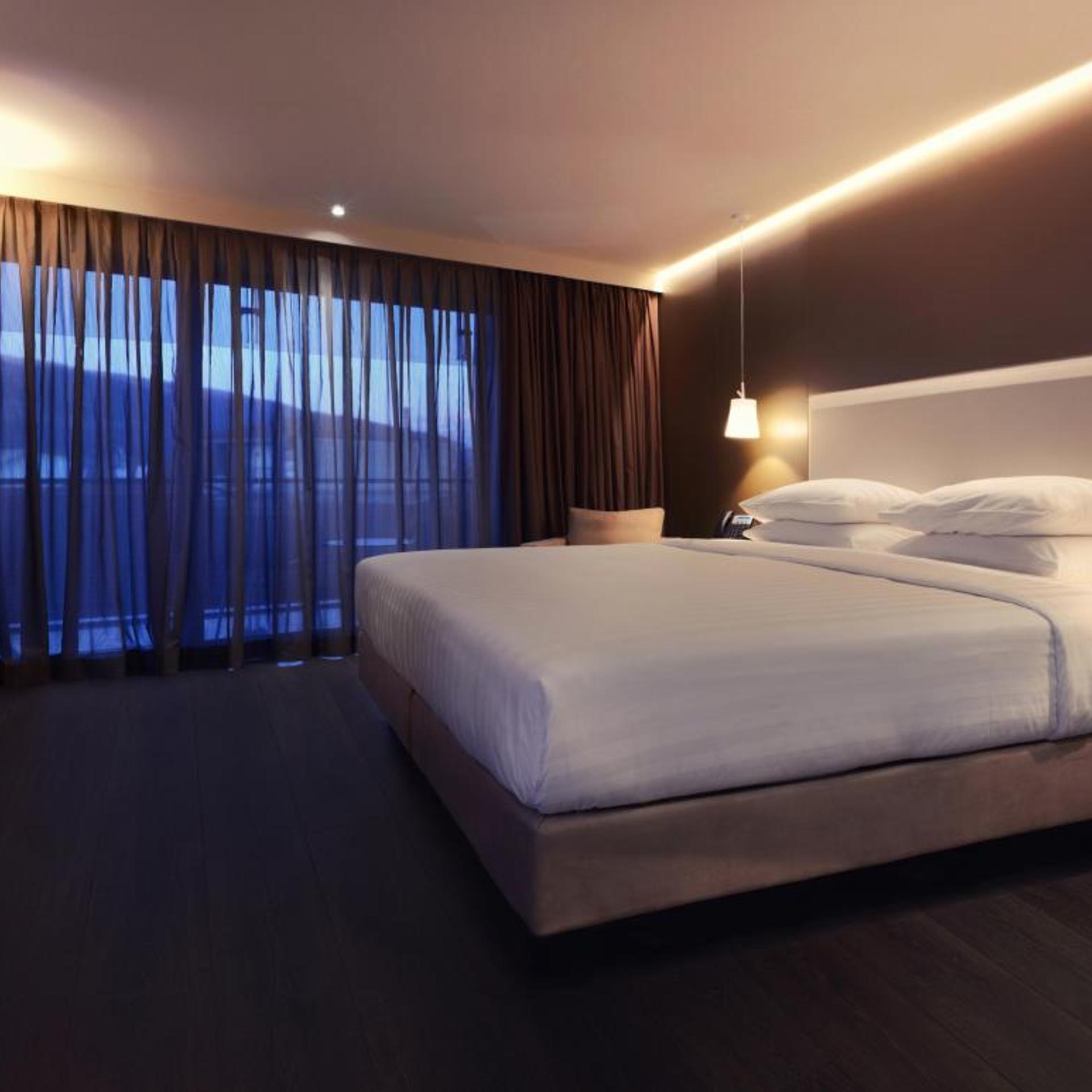 Saz, Panoramic, Suite, City and Lake View