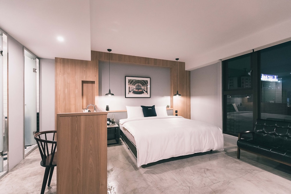 DELUXE, DOUBLE BED