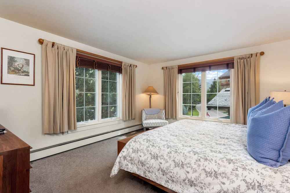 2 Bedrooms, Deluxe, Apartment, 1 King and 2 Queen Beds, Mountain Side, Sofa, Terrace
