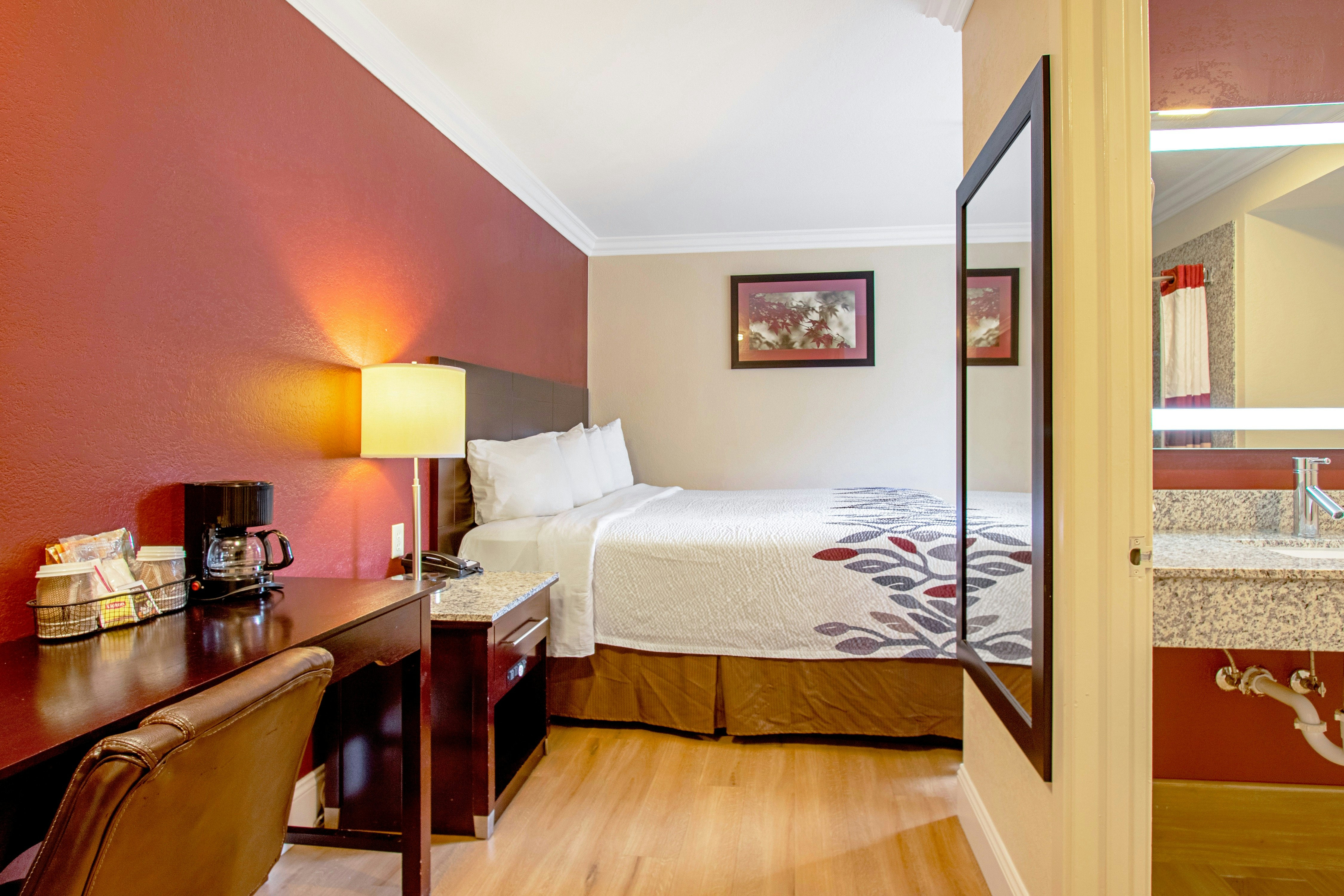 SUITE, KING BED