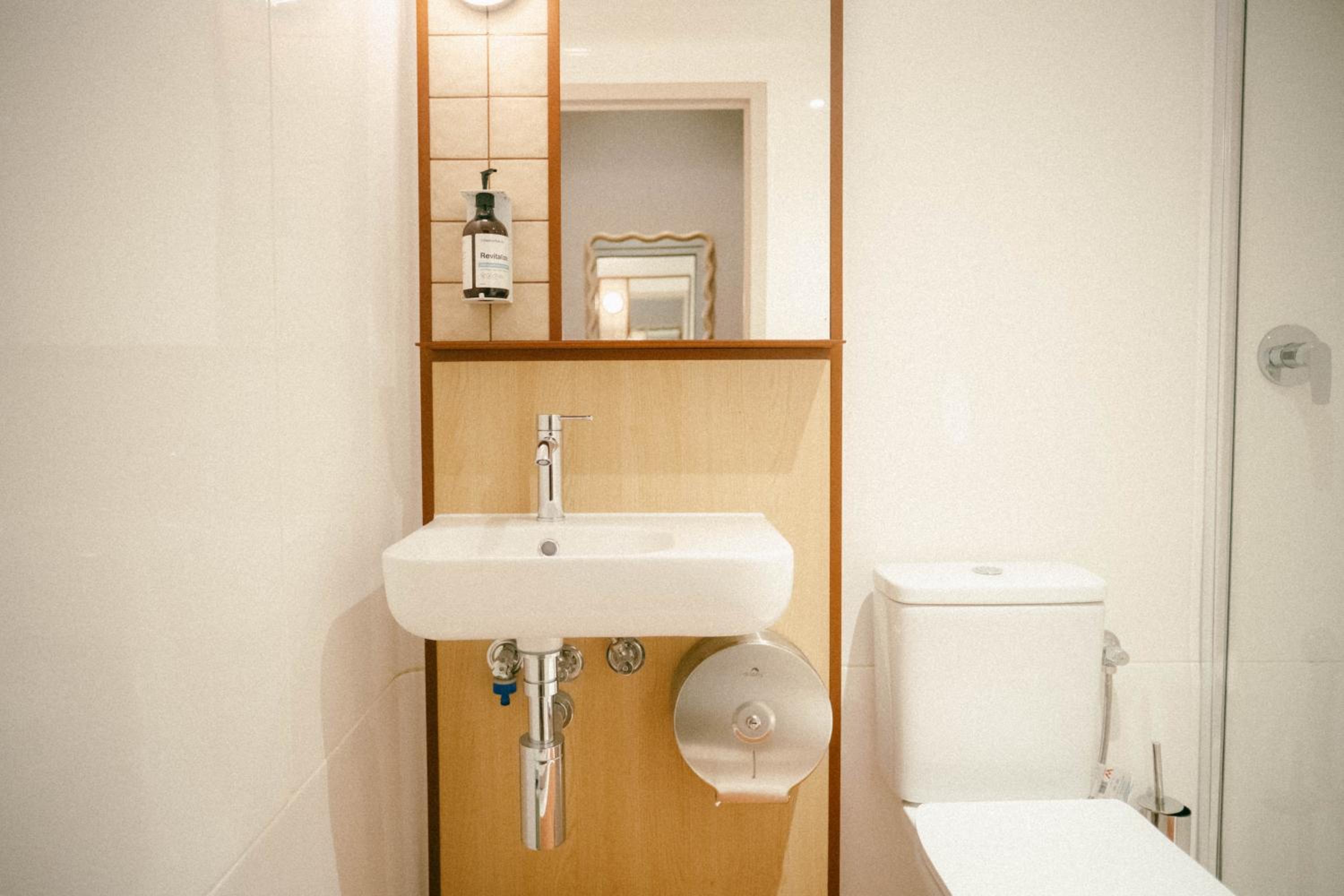 Entire Superior 6 Bed Triple Bunk Ensuite Dorm، Little Drifter Melbourne 2/3