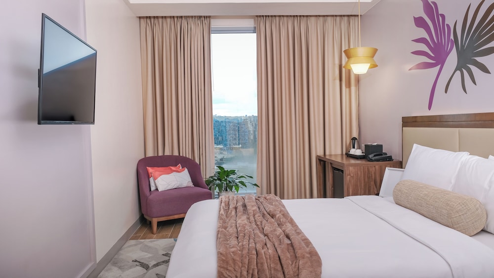 Entertainment, City, Queen Bed, Near Bay View