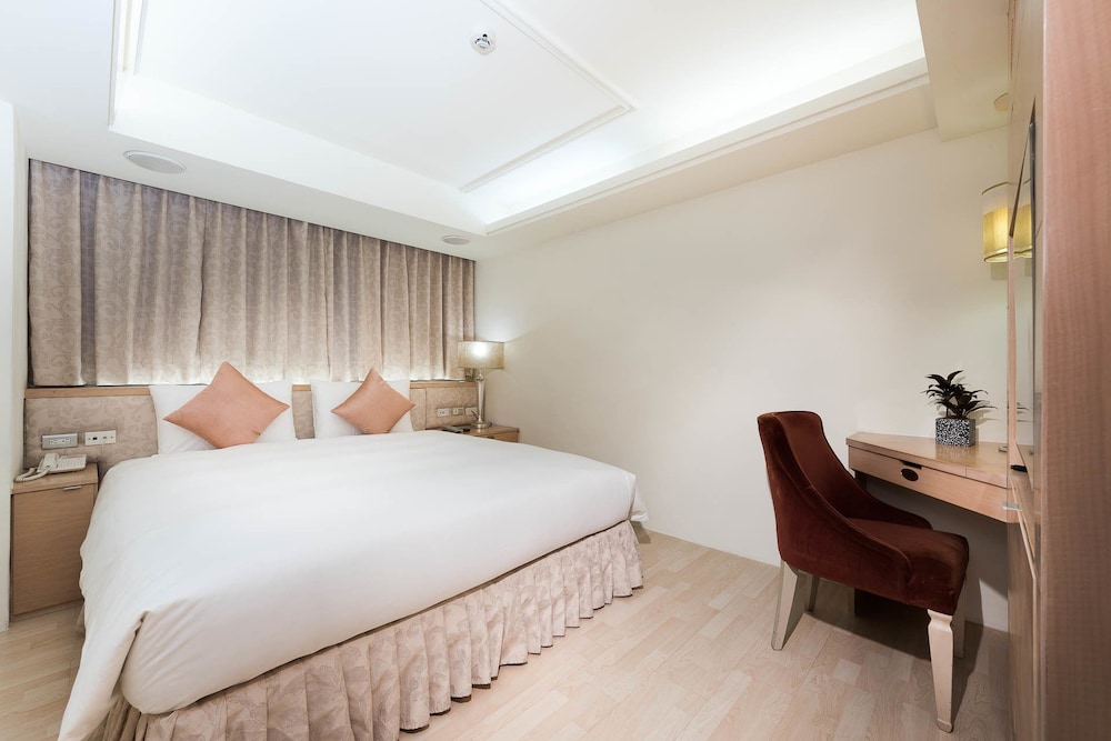 Metro, Queen Bed