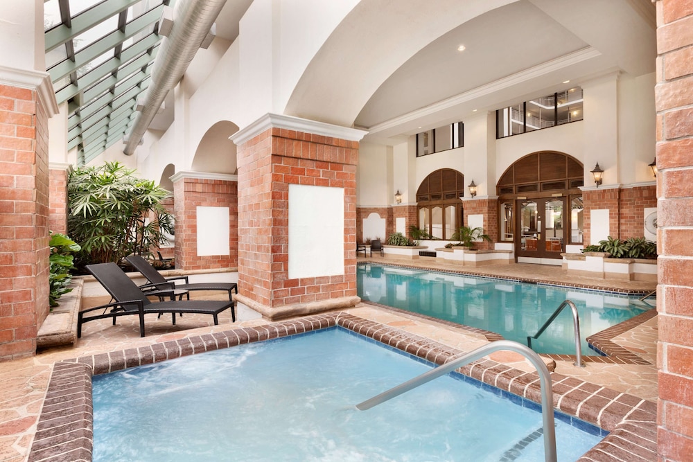 The Signature Suites 3/67