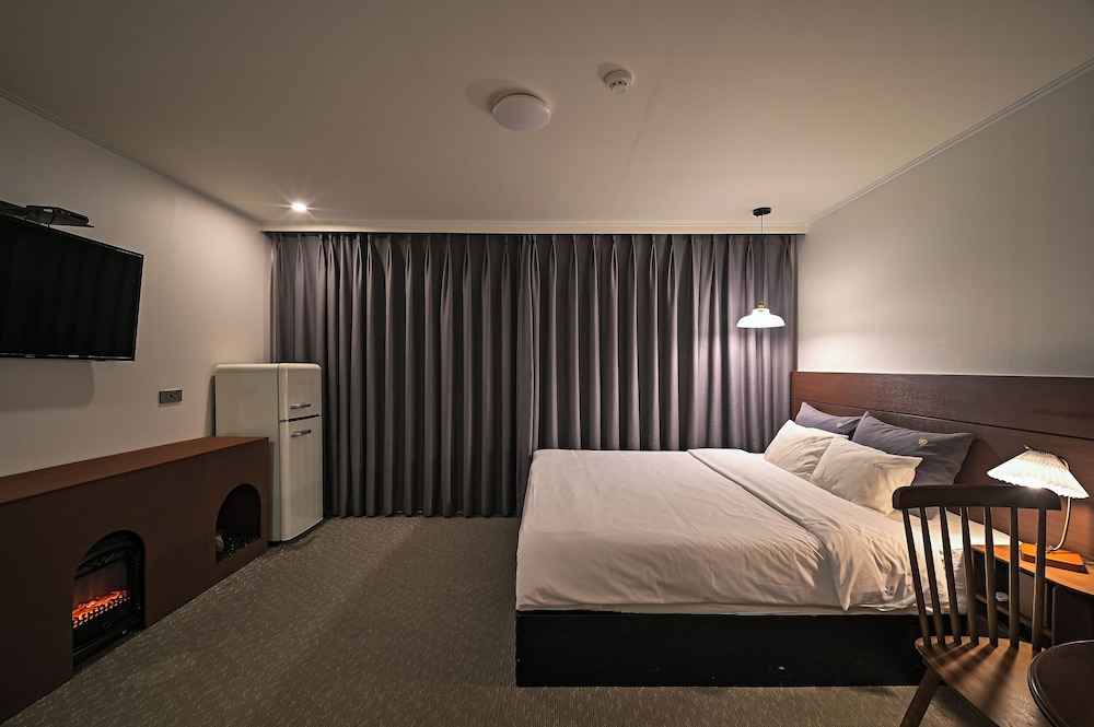 DELUXE, KING BED