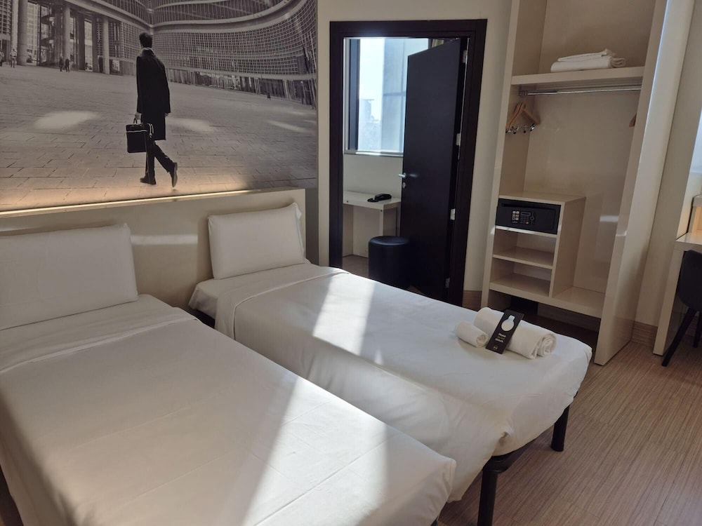 ROOM, TRIPLE