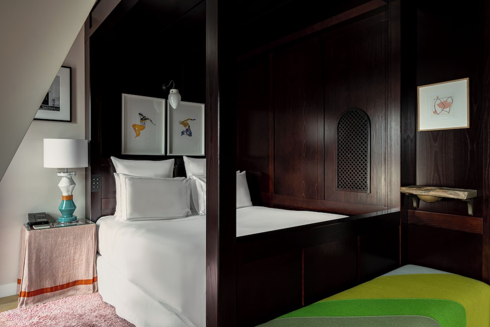 Classic, Queen Bed