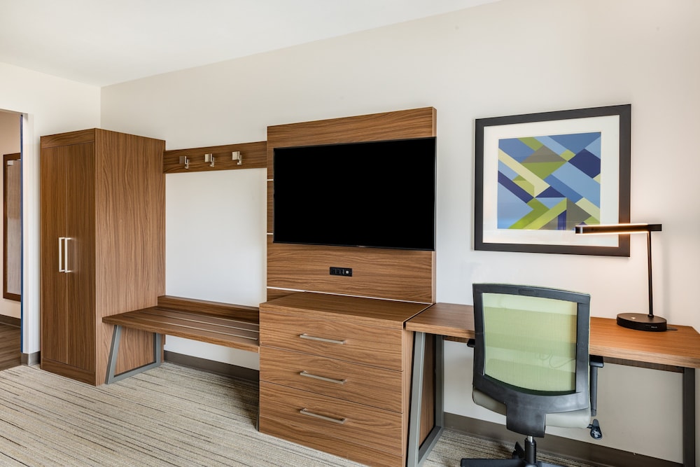 Holiday Inn Express & Suites Lincoln Downtown 47/55