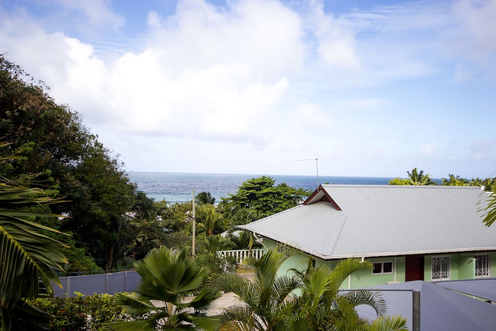 SURFERS SELF CATERING CHALETS 27/31