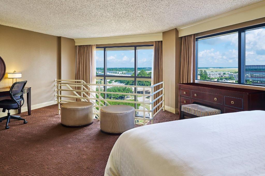 Bi Level, Family, Suite, King Bed, Sofa, Club Floor