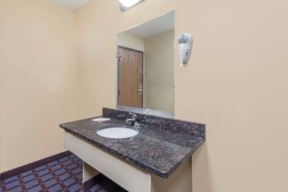 Super 8 by Wyndham Okawville 9/13