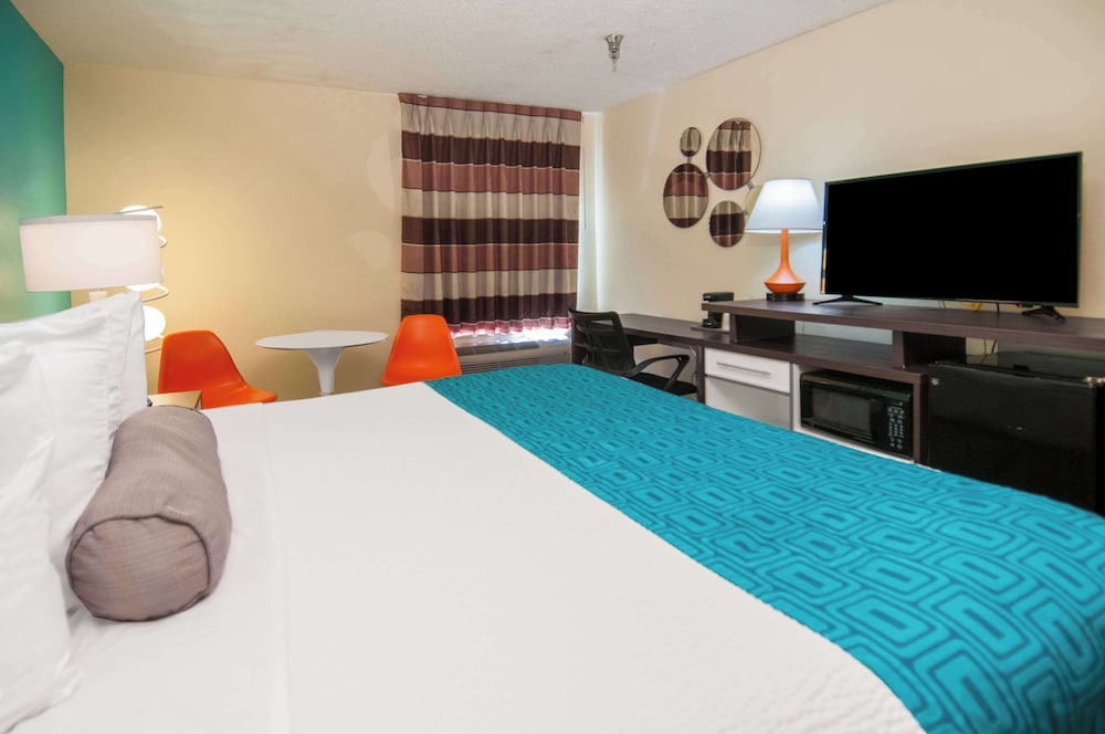 Howard Johnson by Wyndham Scott Lafayette 9/17
