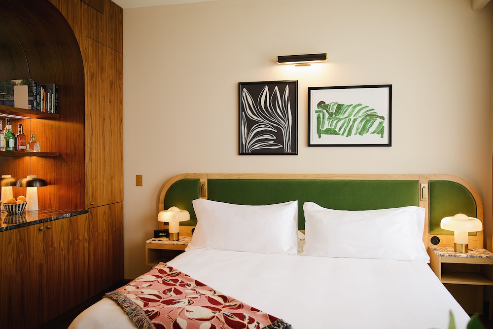 ROOM, KING BED, ACCESSIBLE