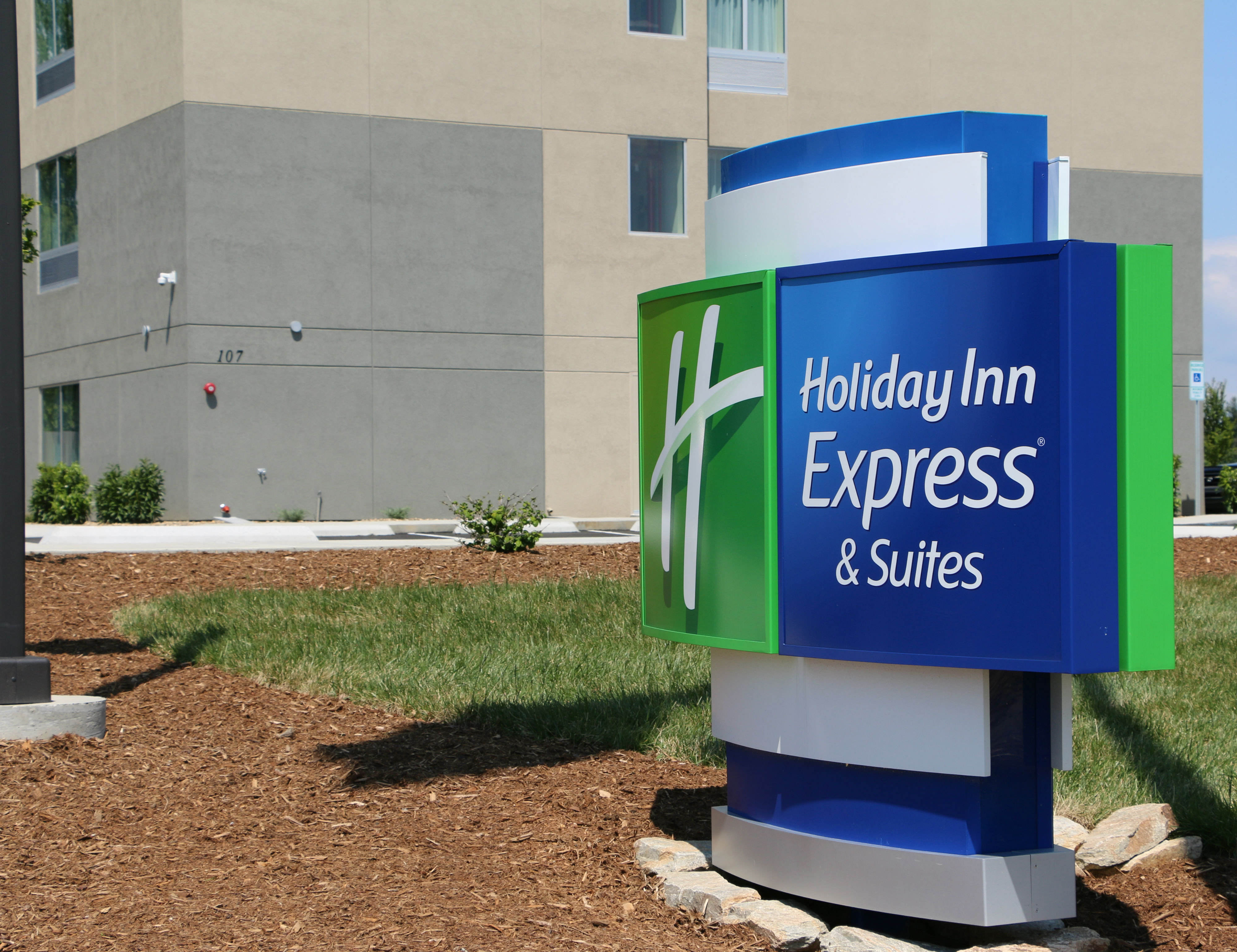 HOLIDAY INN EXPRESS & SUITES HENDERSONVILLE SE - FLAT ROCK 6/52