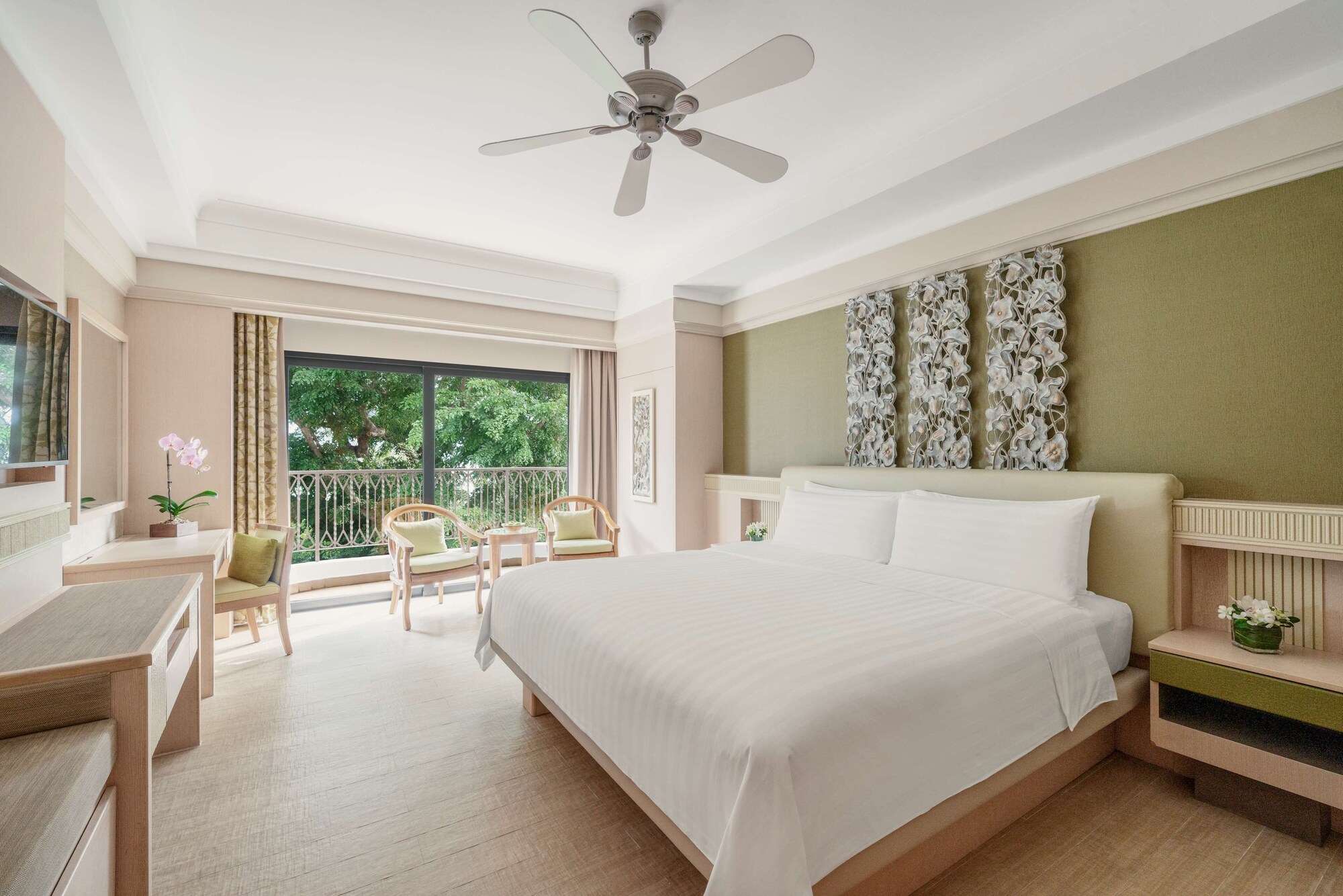SUPERIOR, KING BED, HILL VIEW