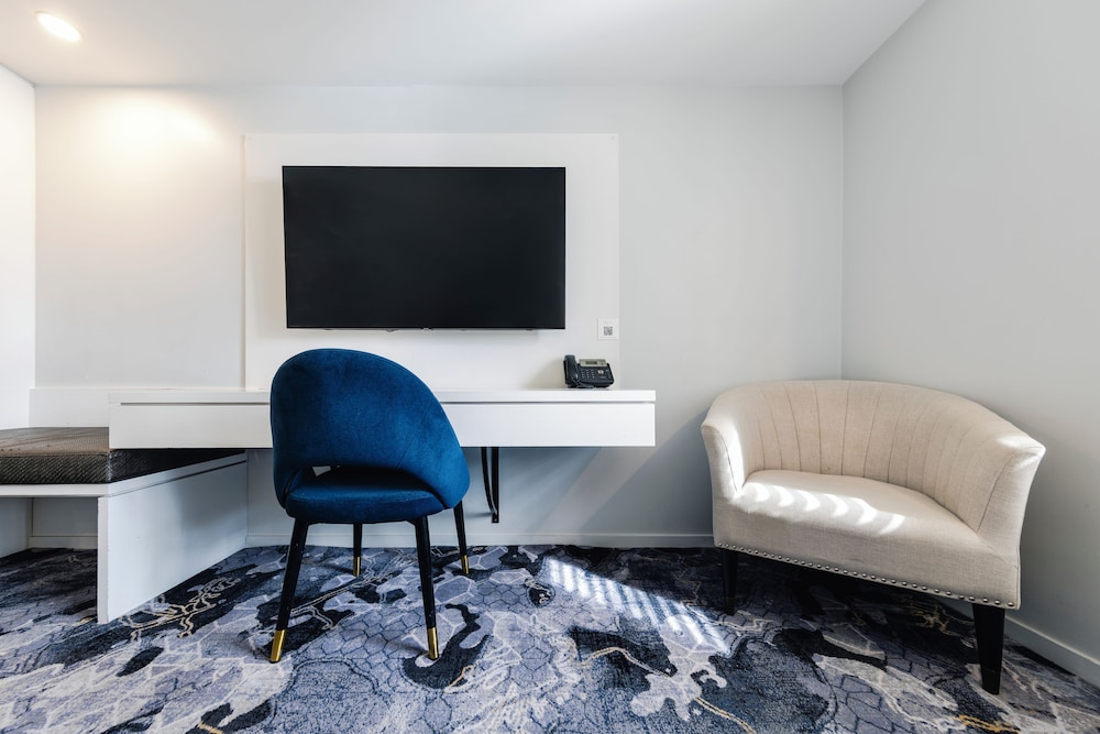 KINGSFORD SMITH MOTEL 36/44