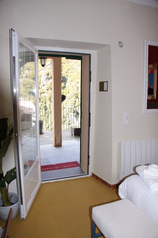 Leonard, Suite, 1 Double and 1 Single Bed, Mountain View