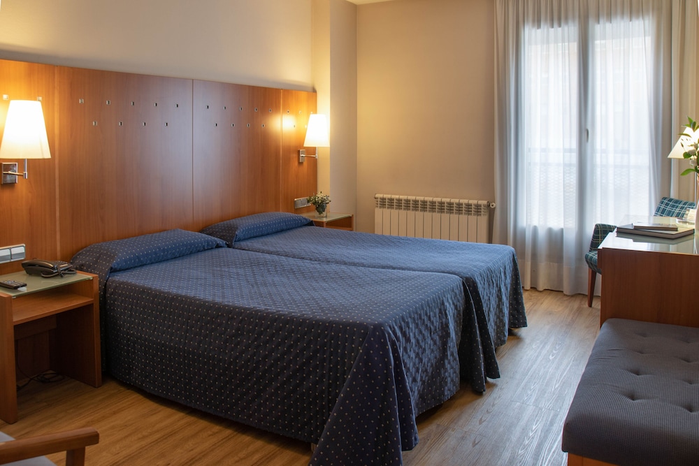 Hotel J. Balmes Vic 4/20