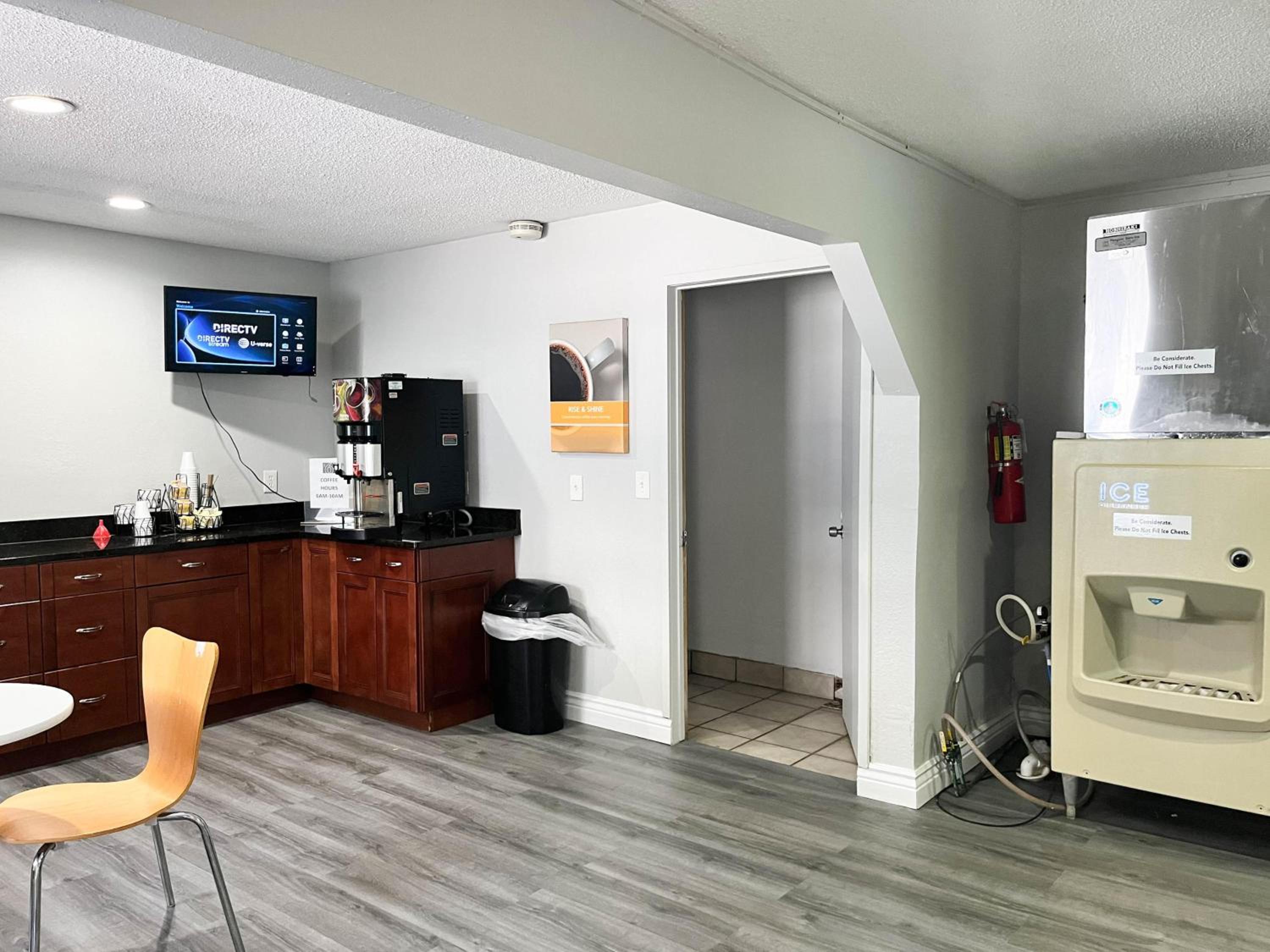 Lobby at Studio6 Suites Dayton, OH - Englewood, ENGLEWOOD - OH