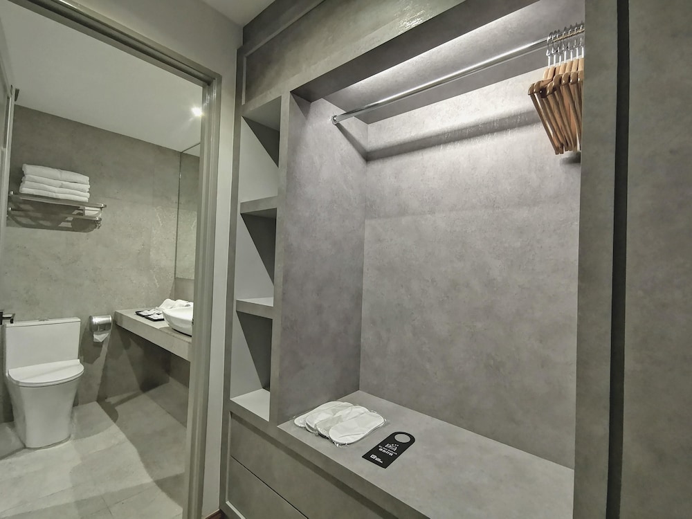 FRAME HOTEL 16/51