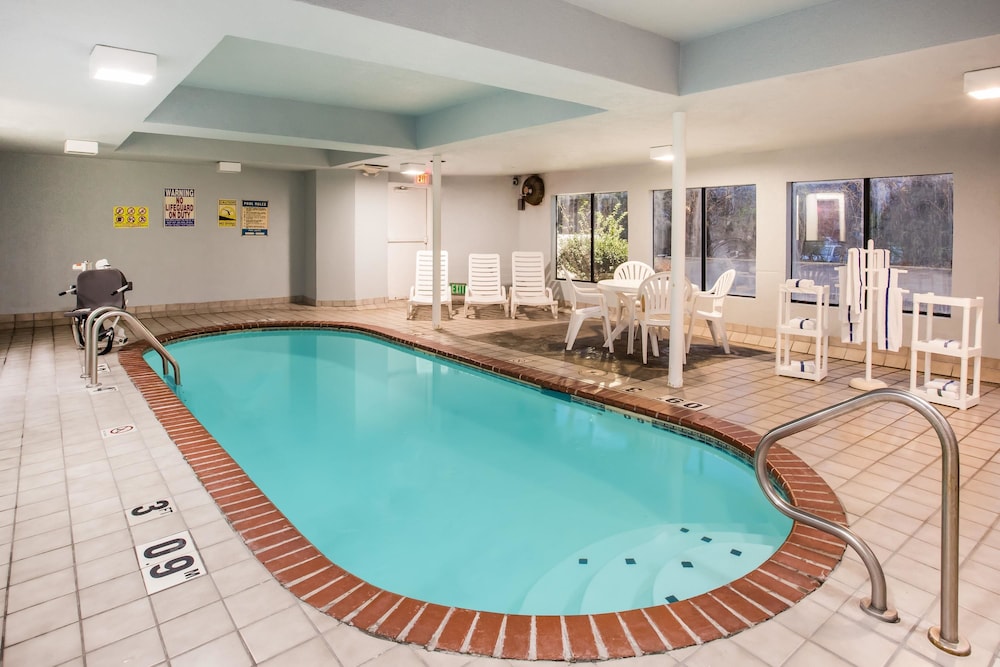 Days Inn By Wyndham Blue Springs 3/29