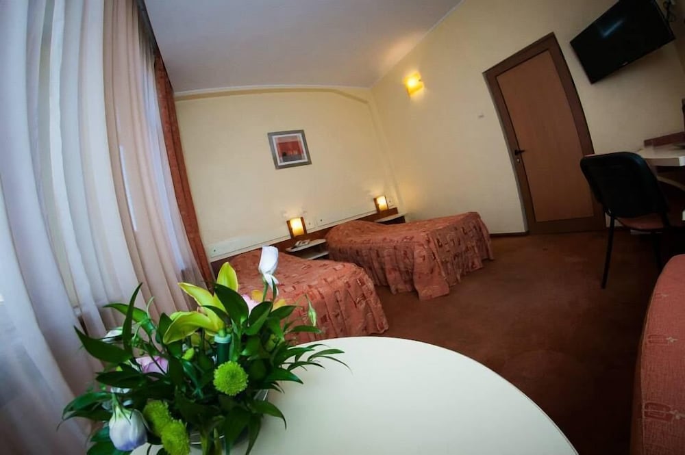 Astoria Hotel 34/50