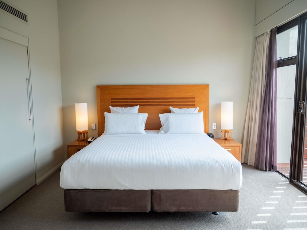 غرفة بسرير مزدوج بإطلالة على البحيرة بغرفة نوم واحدة، Pullman Bunker Bay Resort Margaret River Region 2/5