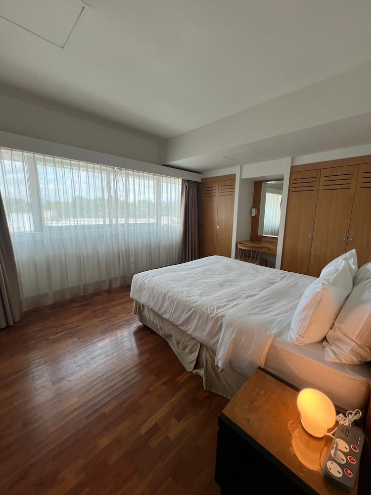 EXECUTIVE, SUITE