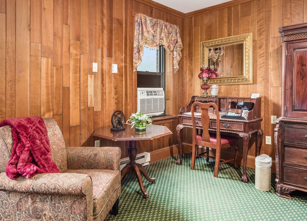The Lafayette A grand Riverboat Era Hotel 44/77