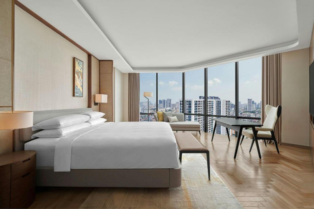 Presidential, Suite, King Bed, City View, Club Floor