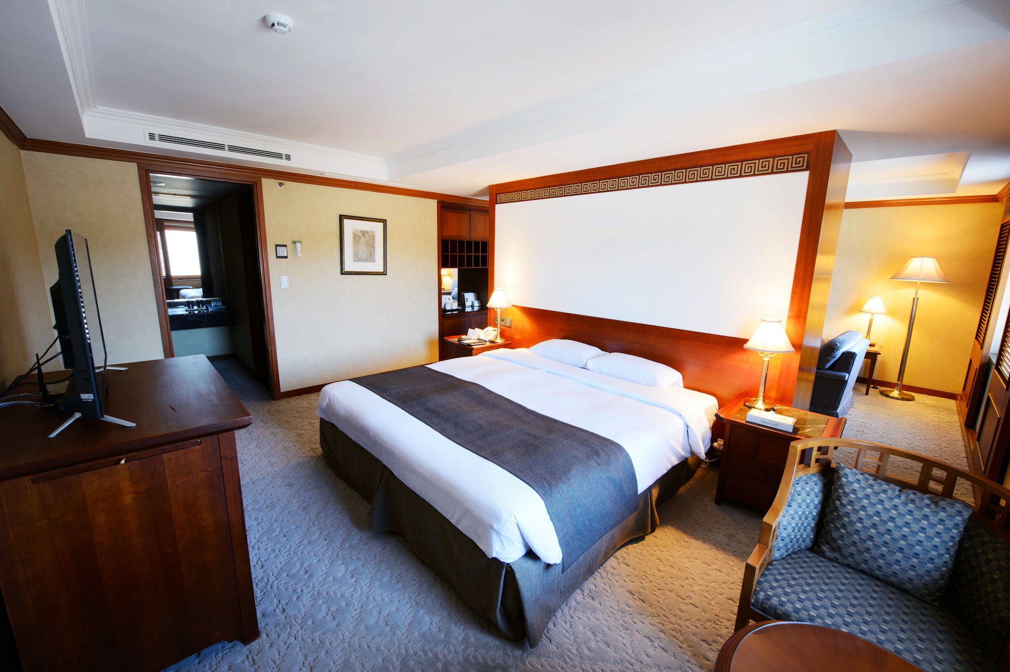 Imperial, Suite, 1 Queen and 1 Single Bed, Lake View