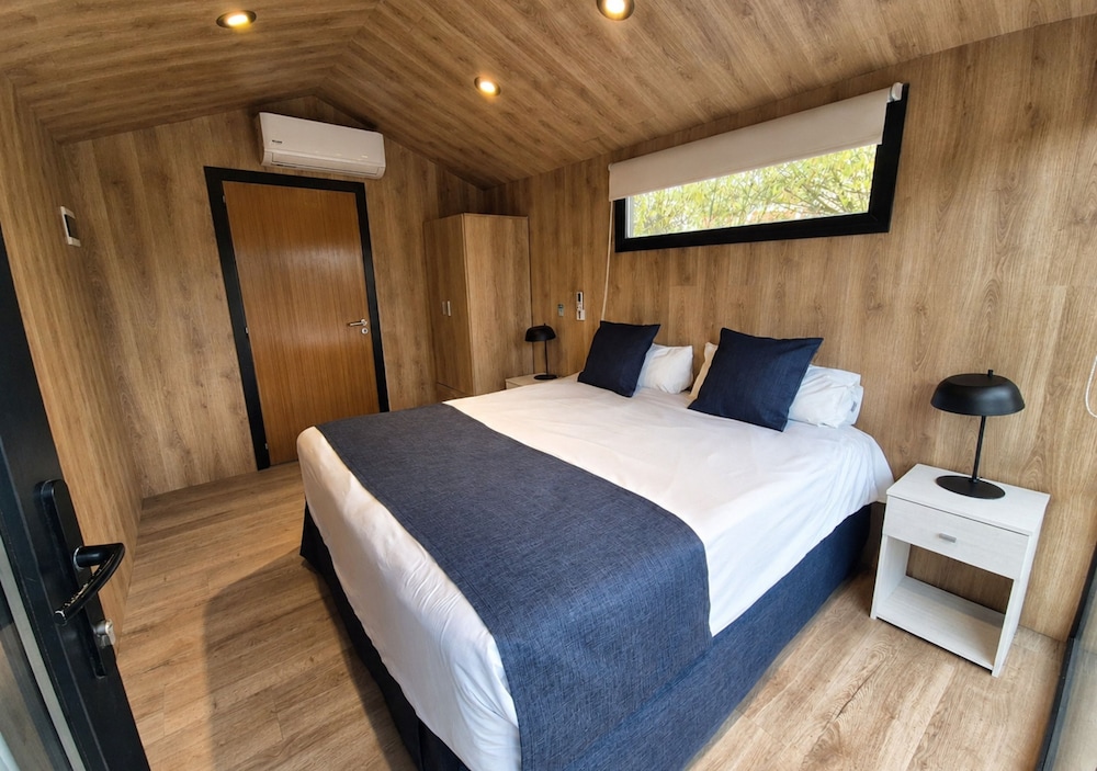 Classic, Cabin, Queen Bed, Vineyard View