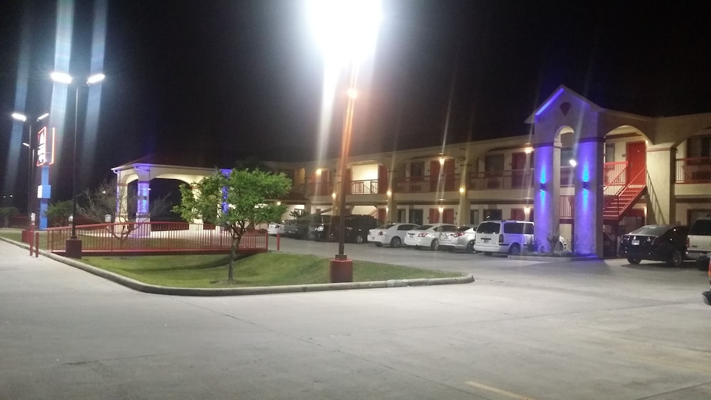 Americas Best Value Inn & Suites Houston NE 15/18