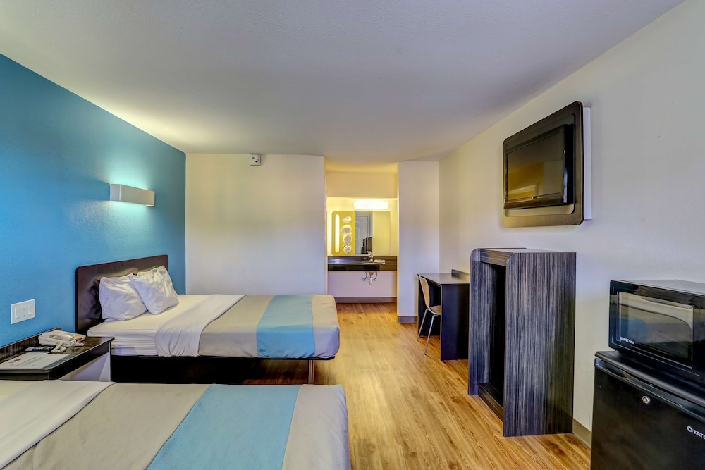 Motel6 Dickson, TN 33/59