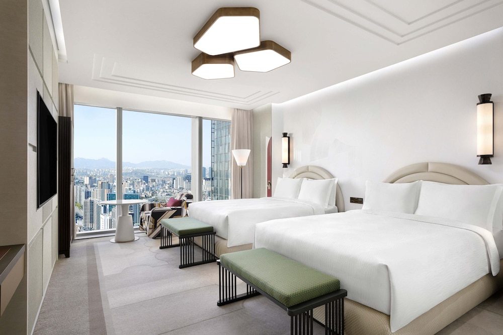 Master, 2 Queen Beds, City View