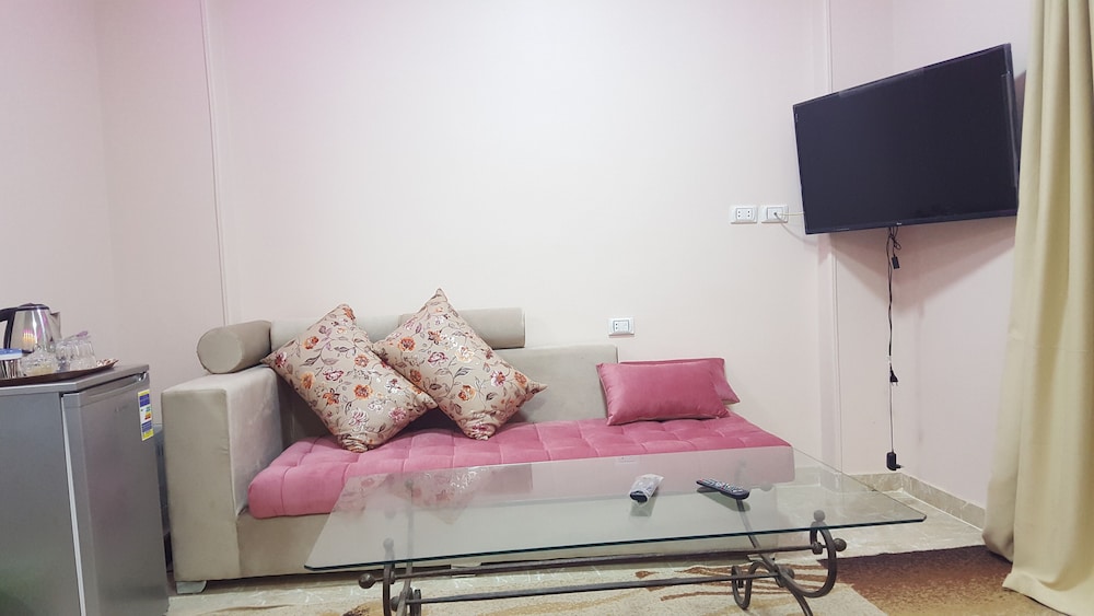 Royal Pyramids Inn 30/50