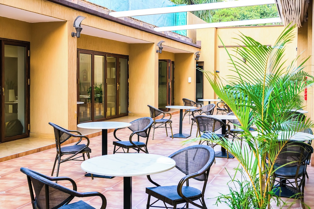 Canary Hotel 44/64
