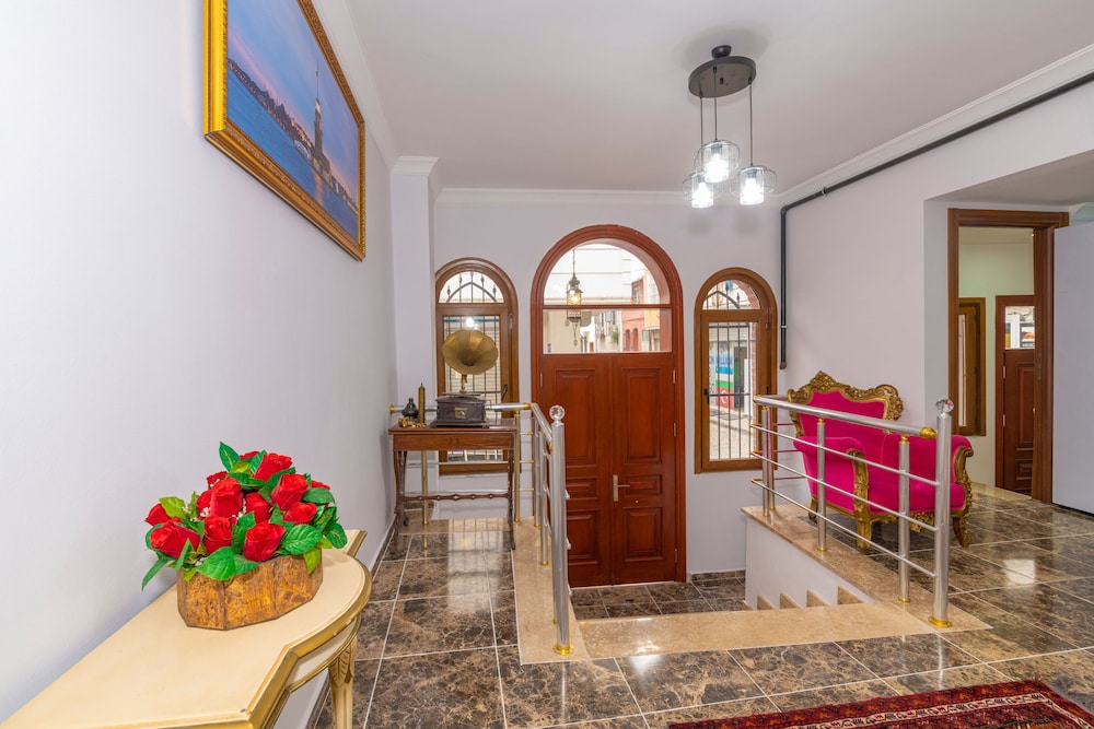 Saint George Boutique House 48/66