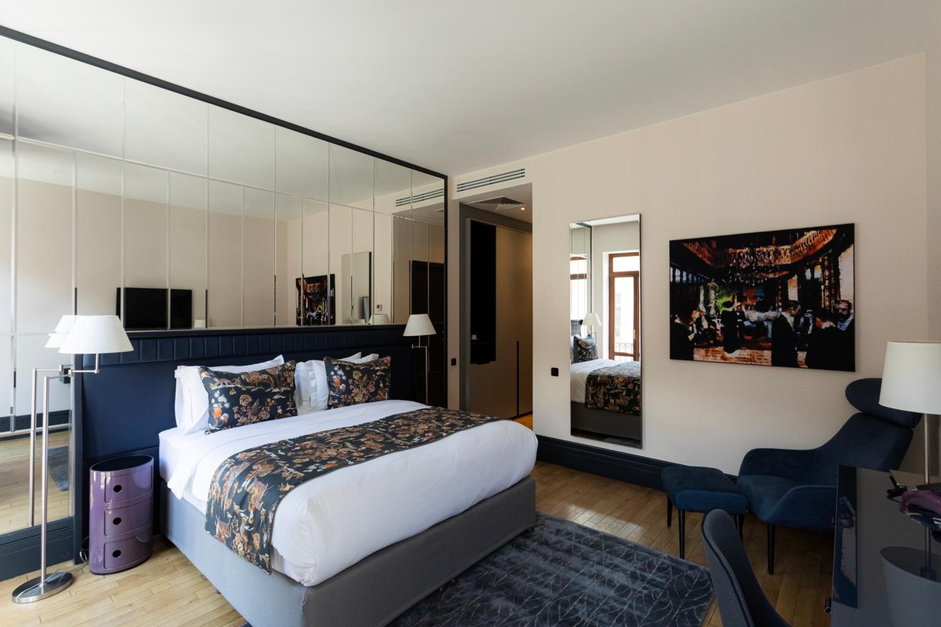DELUXE, KING BED