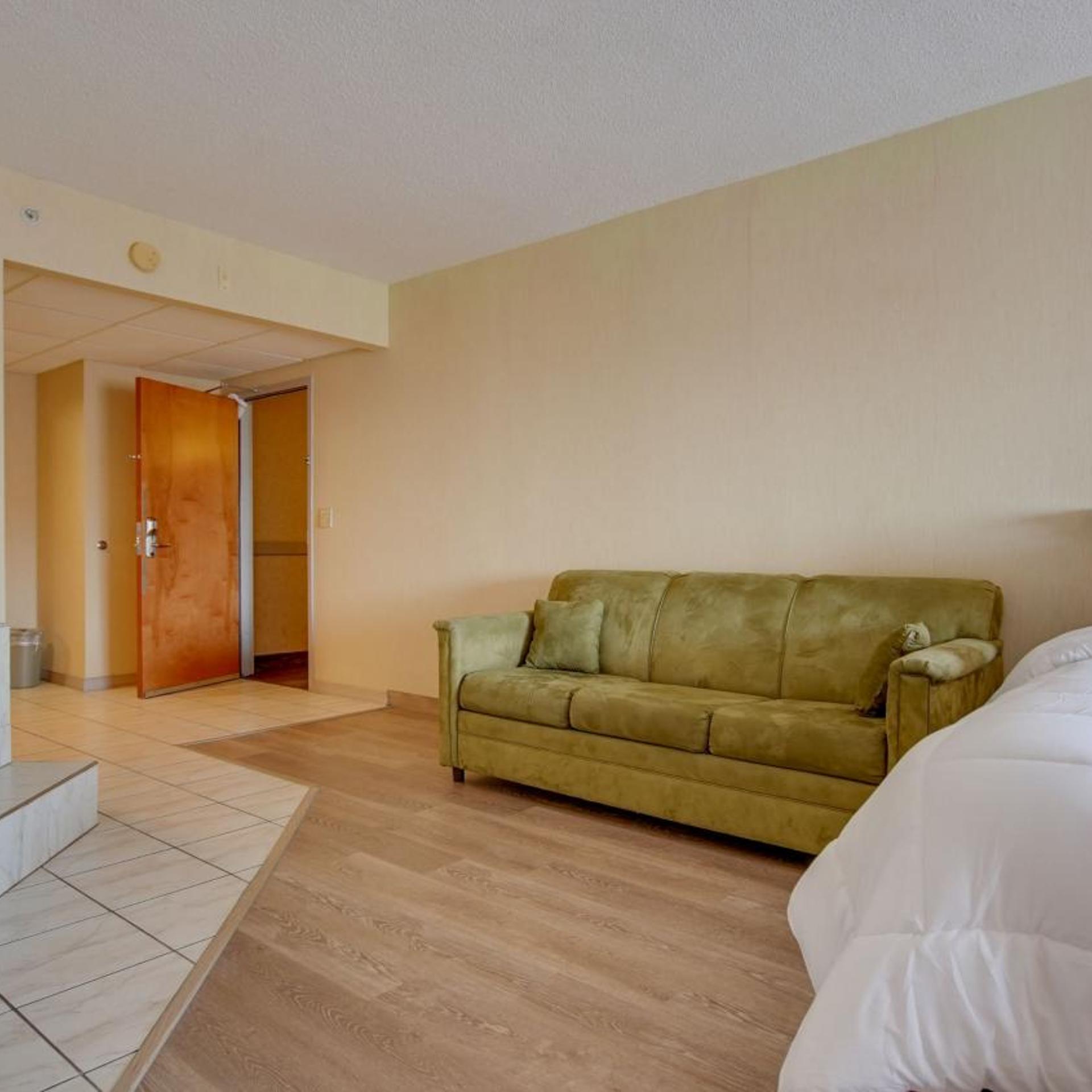 Room, 2 Queen Beds, Side View, Hot Tub، Ocean 1 Hotel and Suites 6/10